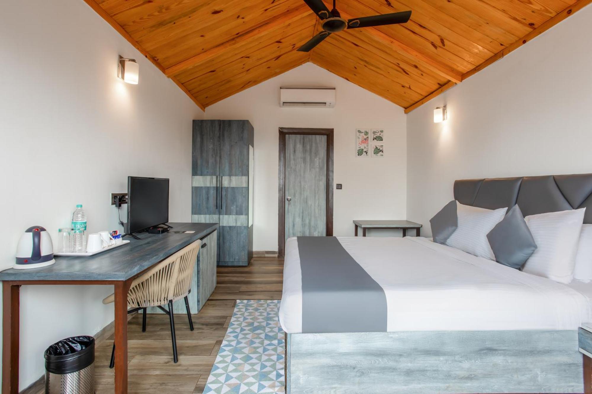 Stone Wood Beach Resort, Vagator Extérieur photo