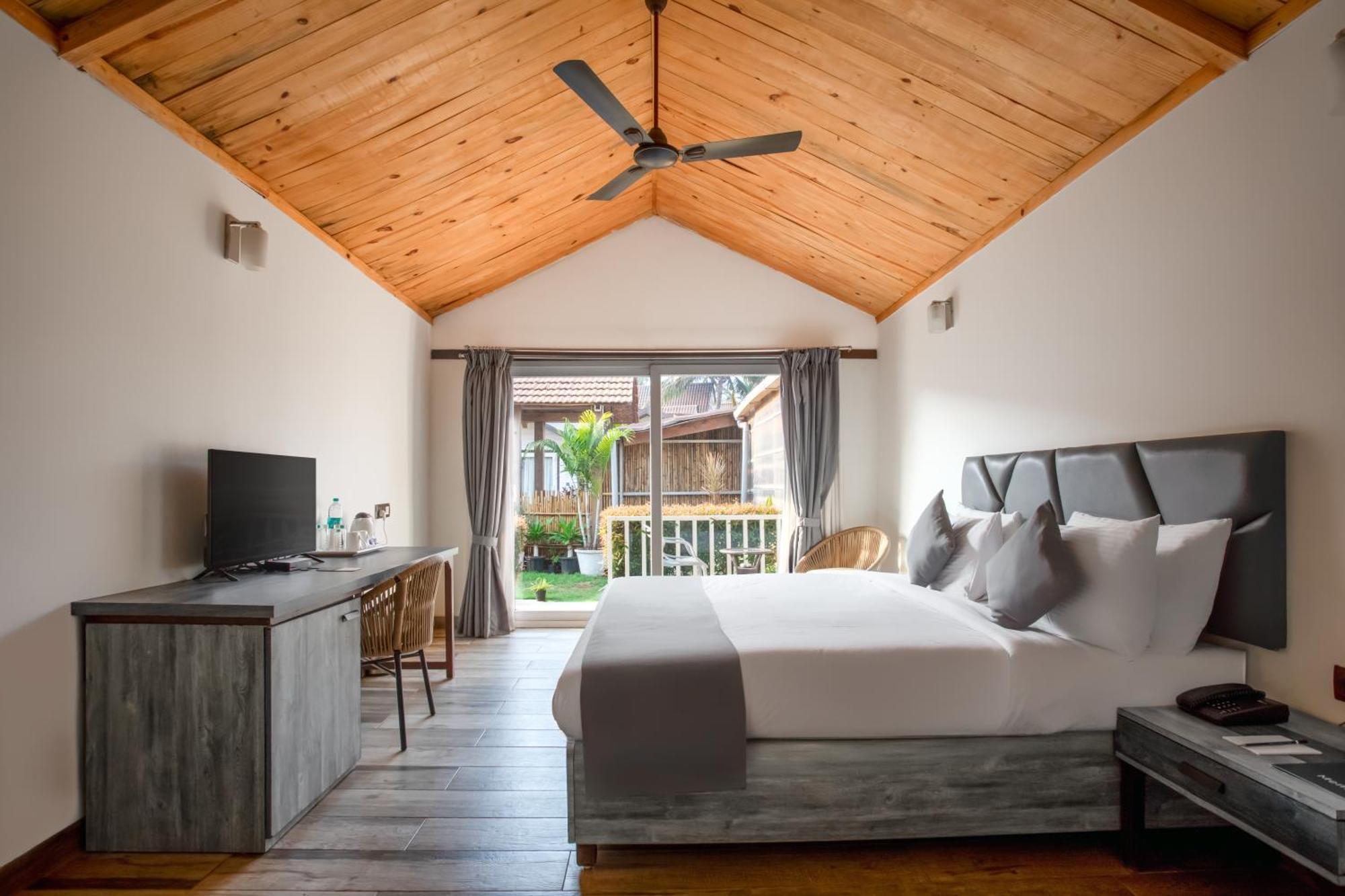 Stone Wood Beach Resort, Vagator Extérieur photo