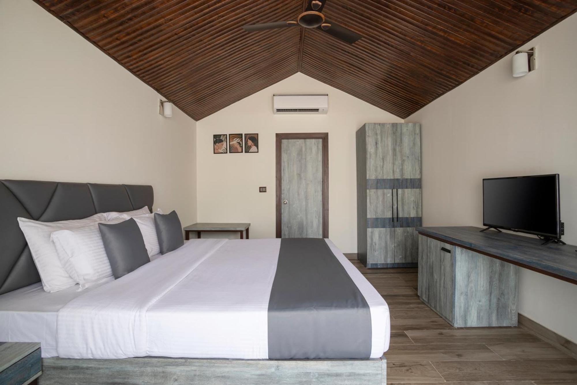 Stone Wood Beach Resort, Vagator Extérieur photo