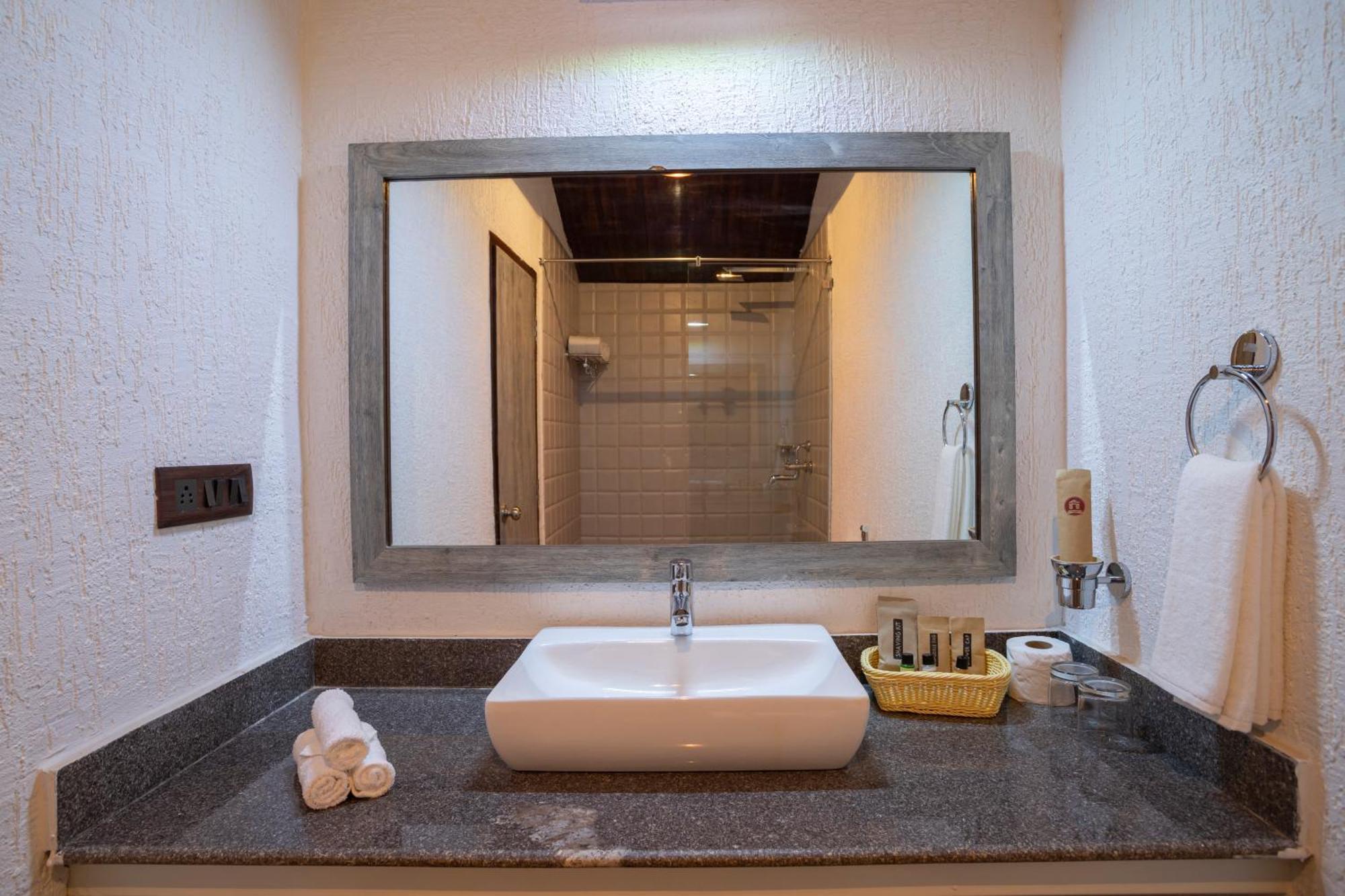 Stone Wood Beach Resort, Vagator Extérieur photo