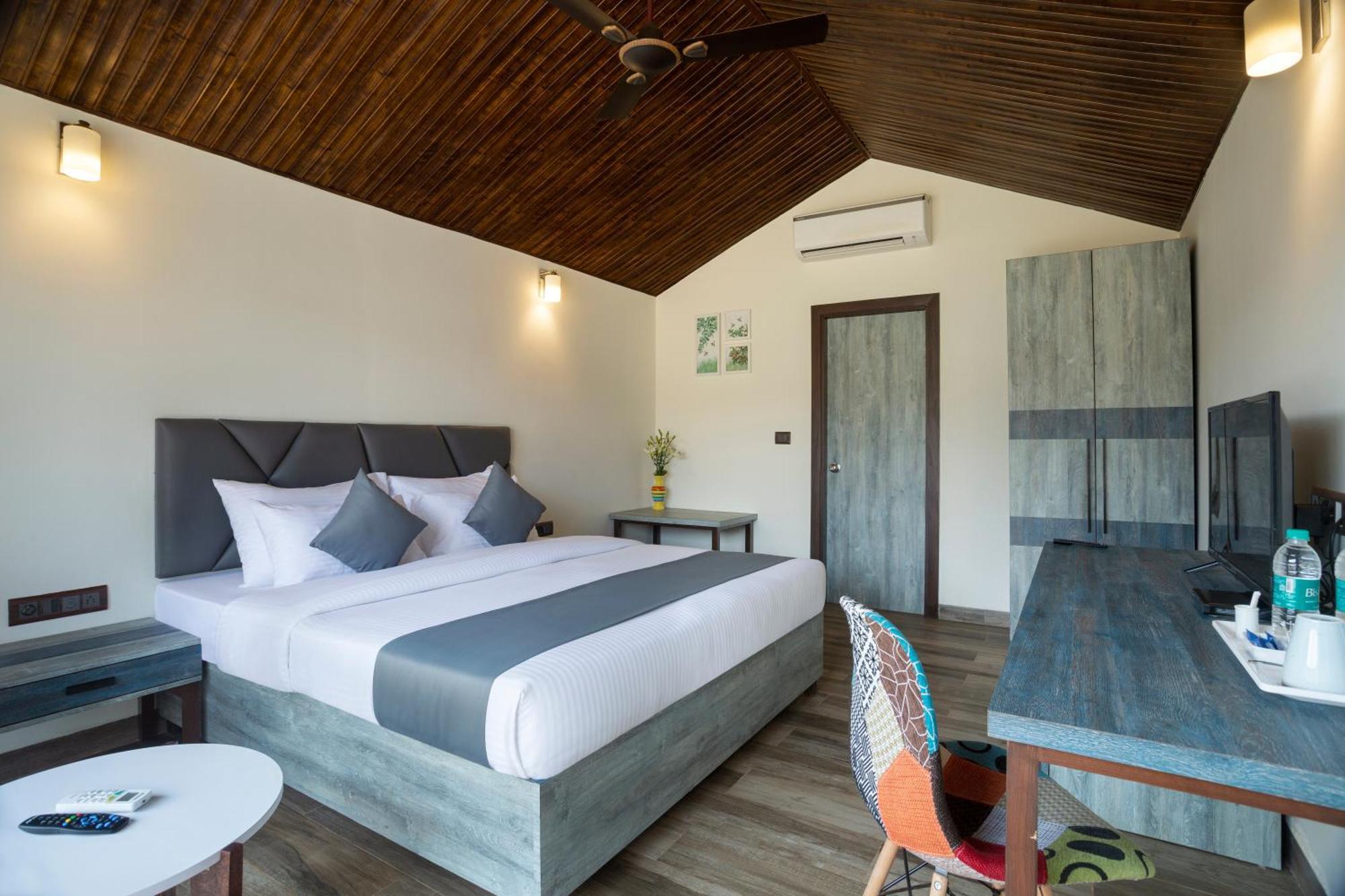 Stone Wood Beach Resort, Vagator Extérieur photo