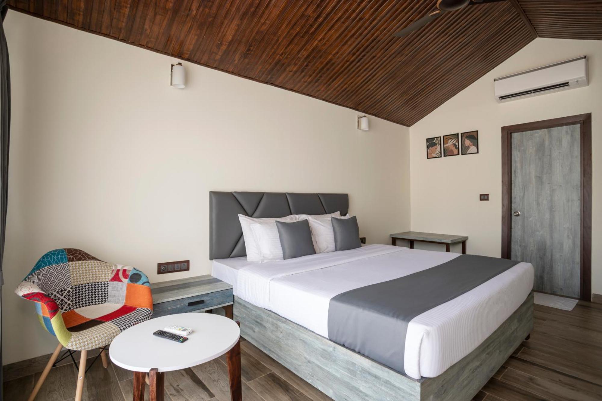 Stone Wood Beach Resort, Vagator Extérieur photo